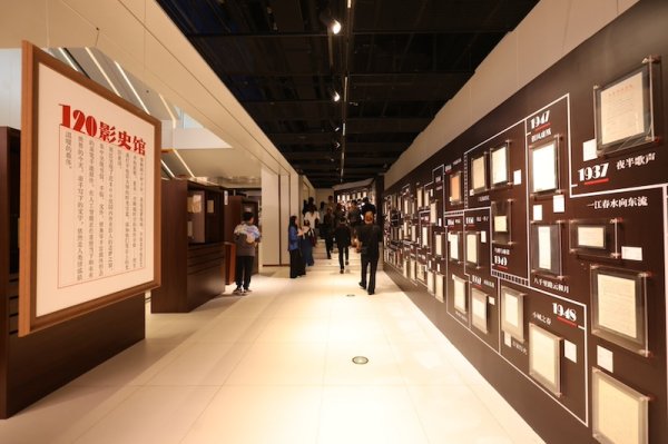 炒股开户 “造梦现场”电影艺术展开幕，致敬中国电影120周年